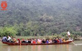 Bất chấp nguy hiểm, thuyền chở 40 người trên suối Yến